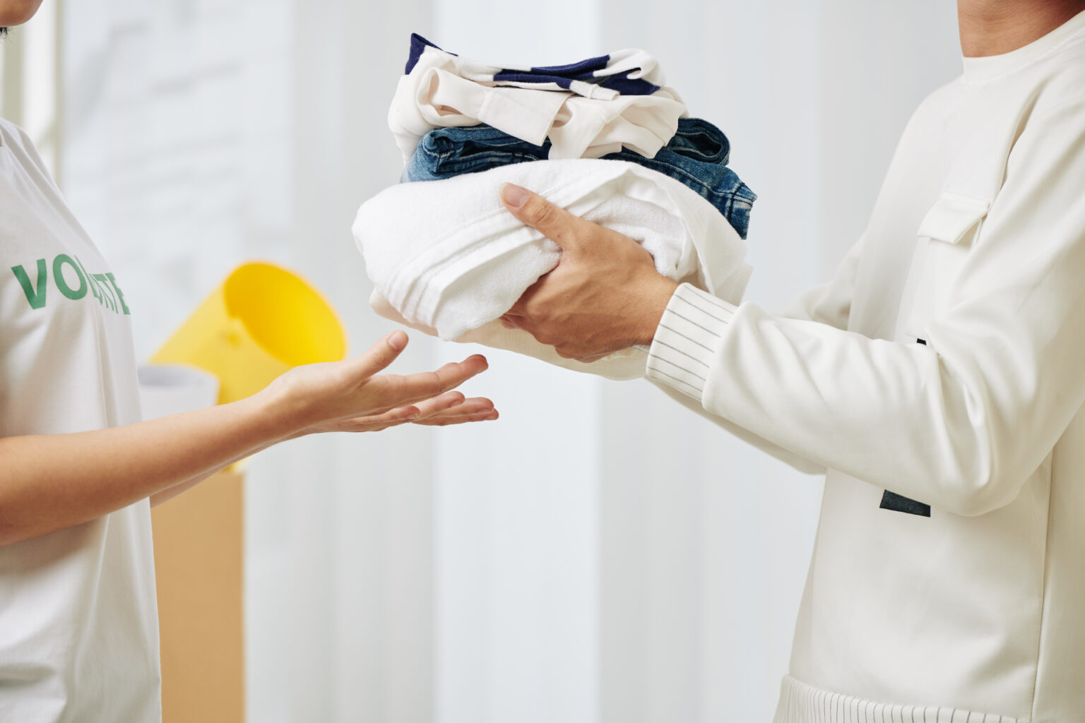 Дарю одежду. Дарит одежду. donating. дарить халат с заботой о близком. clothing donation in uk.